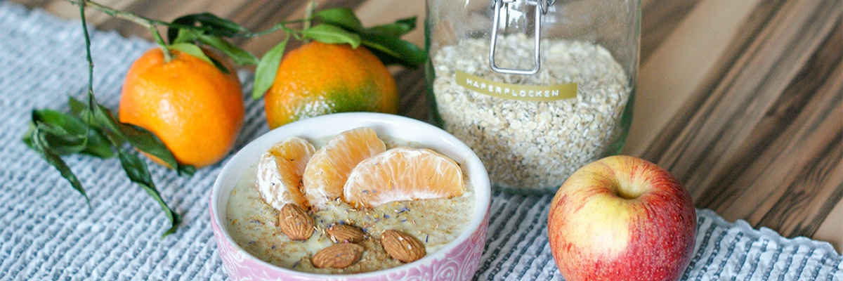 Ausgewogene Ernährung mit Haferflocken und Obst 