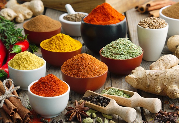 Ayurveda Küche mit verschiedenen Gewürzen wie Ingwer oder Chili 