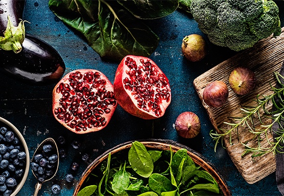 Lebensmittel mit hohem Basis-Anteil wie Beeren, Granatäpfel und Brokkoli  