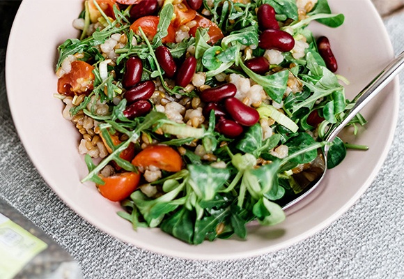 Bunter Salat mit Berglinsen und Kichererbsen 