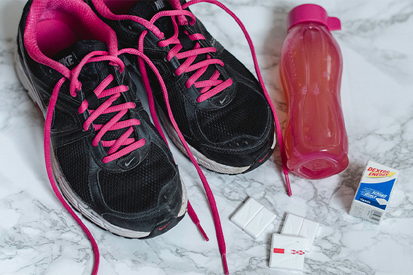Sportschuhe, Wasserflasche, Traubenzucker