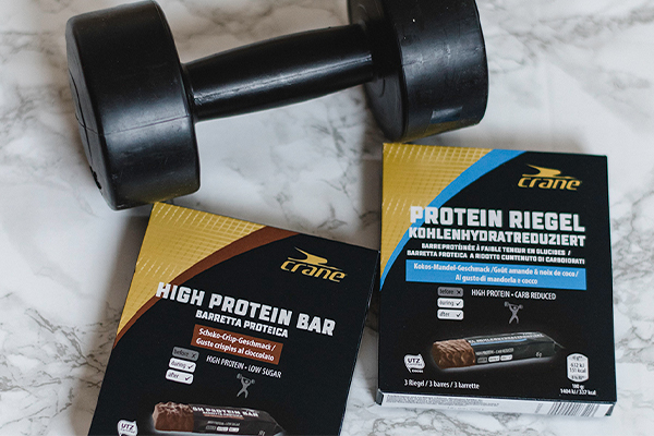 Hantel und Protein Riegel