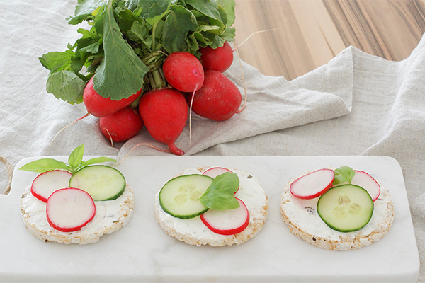 Reiswaffel mit Radieschen und Gurken