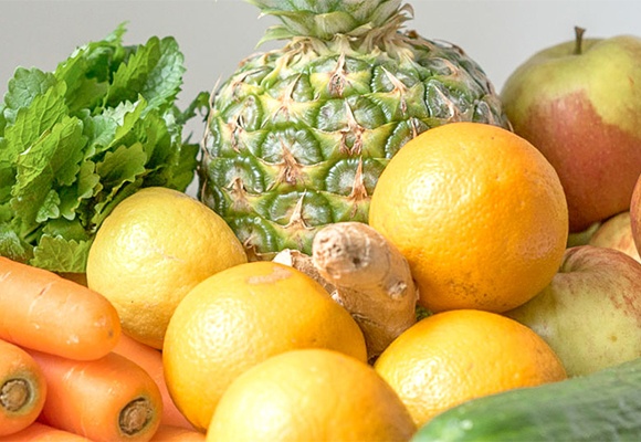 Entschlacken mit Gemüse wie Karotten oder Äpfeln und Zitronen 