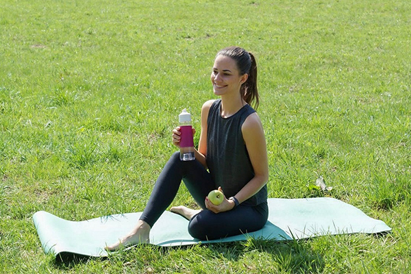 Sportliche Dame in Wiese