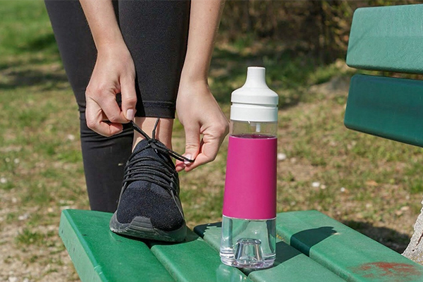 Trinkflasche auf Parkbank