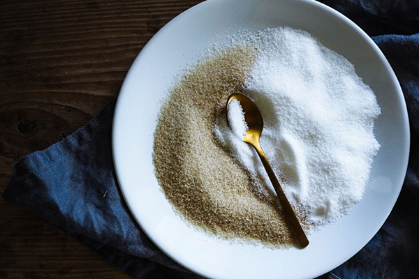 Brauner und weißer Zucker in einer Schüssel