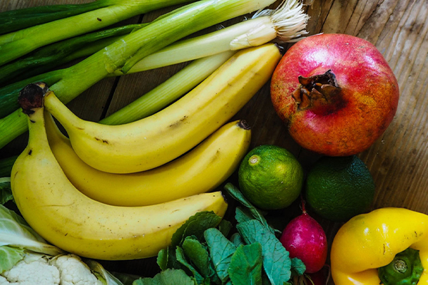 Obst wie Bananen, Granatapfel