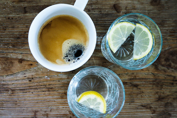 Kaffee und Wasser mit Zitronenscheiben