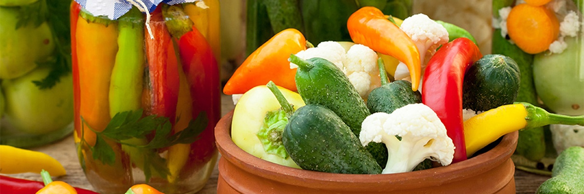 Buntes Gemüse im Glas haltbar gemacht    