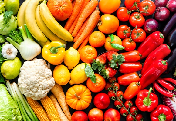 Bunte Sammlung von Vitaminen in Form von Obst und Gemüse