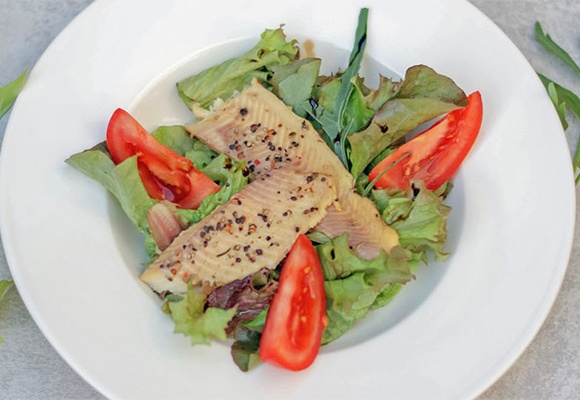 Essen wie Salat mit Fisch schnell zubereitet  