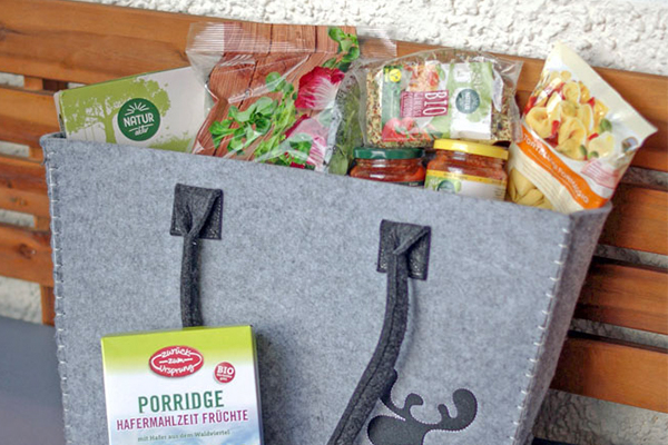 Einkauftasche gefüllt mit schnell zubereiteten Leckereien von HOFER