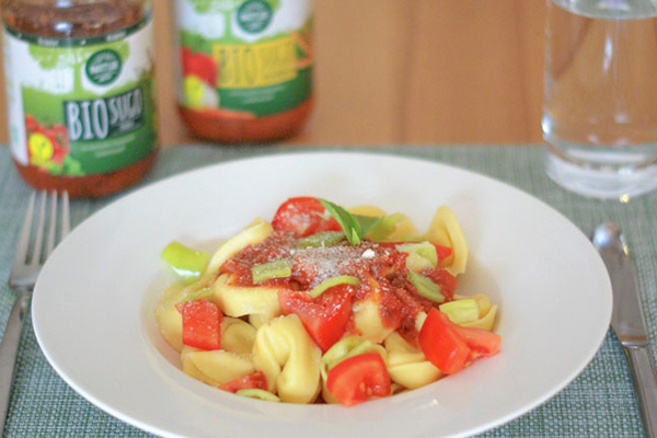 Tortellini mit Tomatensugo angerichtet auf einem Teller