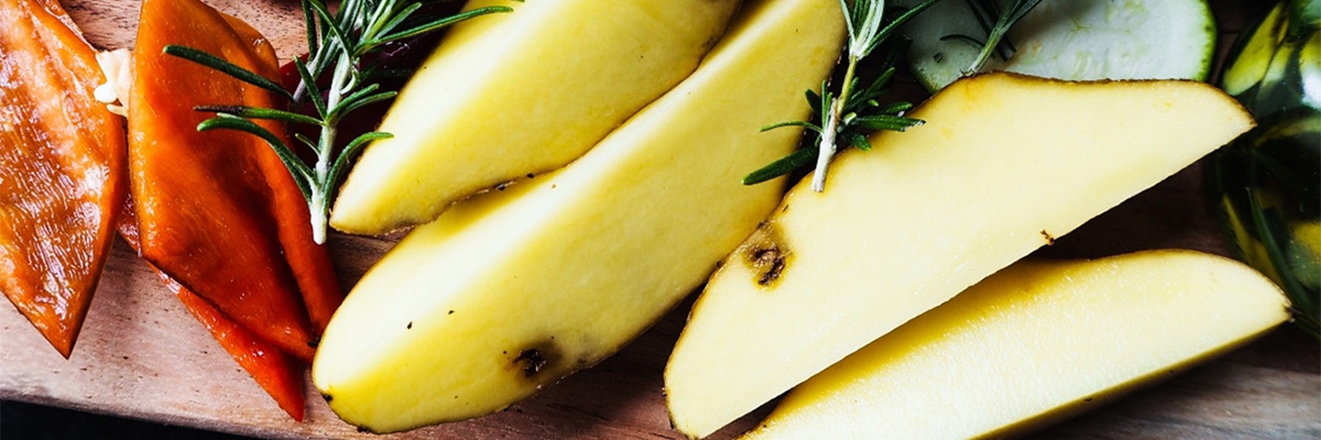 Kartoffeln und Paprika zugeschnitten als Grillgemüse   