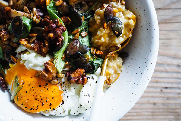 Pikanter Haferbrei mit Spiegelei