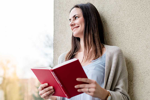 Frau mit Buch