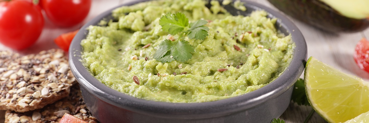 Avocado-Salat mit Zitronen, Tomaten und frischem Gewürz bei Reizdarmsyndrom 