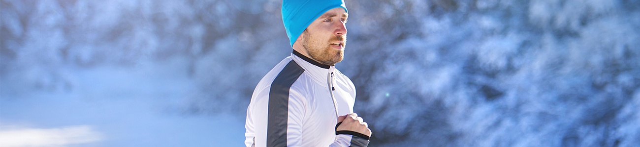 Jogger betätigt sich sportlich im Winter
