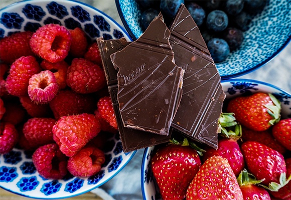 Intuitives Essen in Form von Schokolade und Beeren
