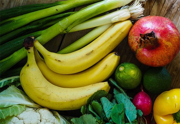 Obst wie Bananen, Limetten und Granatäpfel    