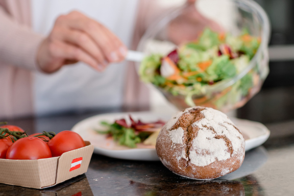 Salat mit Gebäck und Tomaten