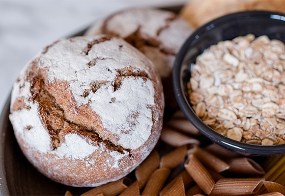 Kohlenhydrate in Form von Brot und Hafer   