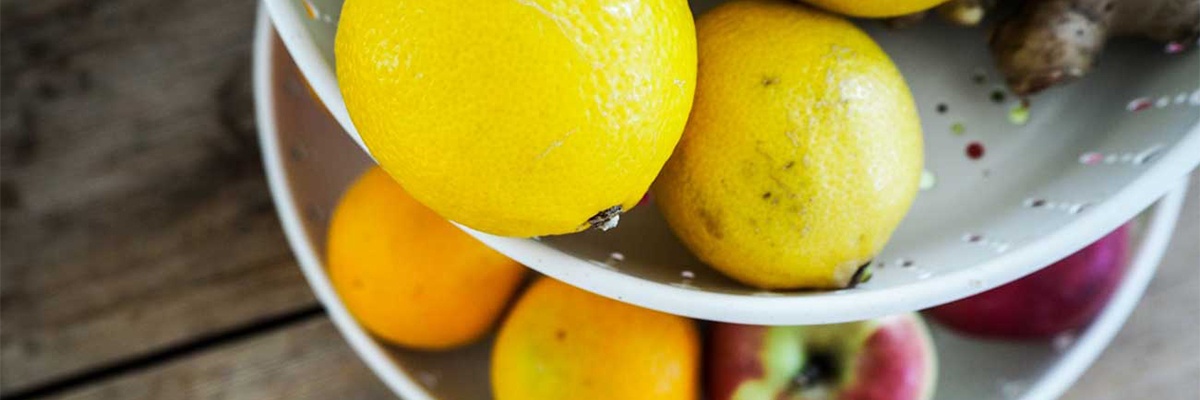 Nährstoffschonende Lagerung - Zitronen und anderes Obst auf einer Etagere abgebildet.