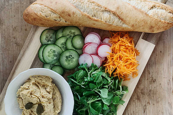 Rustikales Baguette mit Gemüse und Hummus