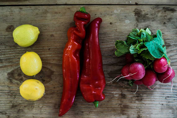 Zitronen, Spitzpaprika und Radieschen