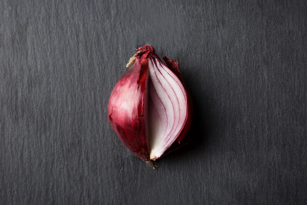 Zwiebel auf einer Schieferplatte