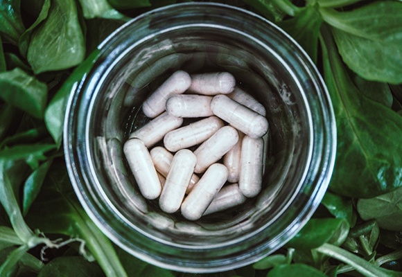 Nahrungsergänzungsmittel als Tabletten in einem Glas 