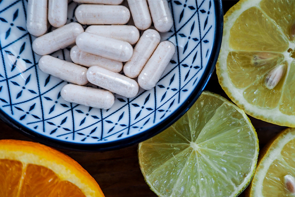 Nahrungsergänzungskapseln und Zitrone