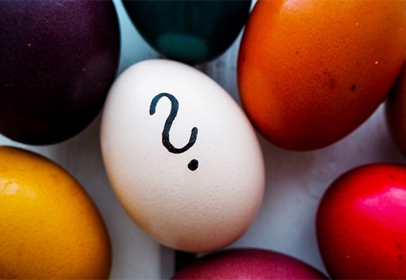 Bunte Ostereier mit einem Fragezeichen 