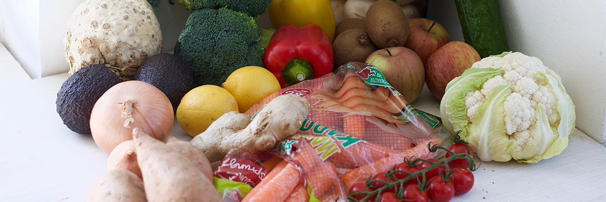 PALEO-Ernährung mit Obst und Gemüse wie Kohl, Paprika, Äpfel und Karotten 