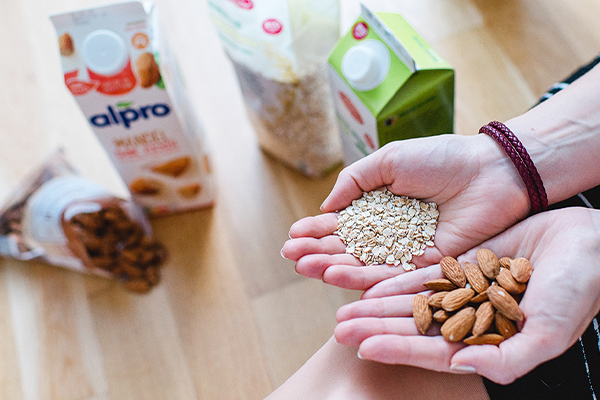 Nüsse, Haferflocken in einer Hand