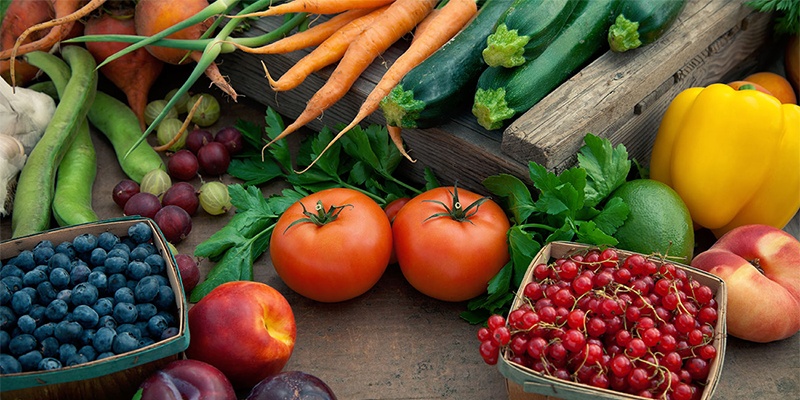 Buntes Gemüse und Obst auf einem Tisch