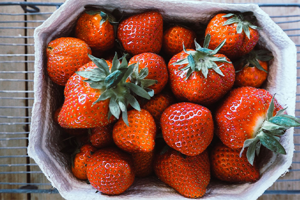 Erdbeeren in einem Korb.
