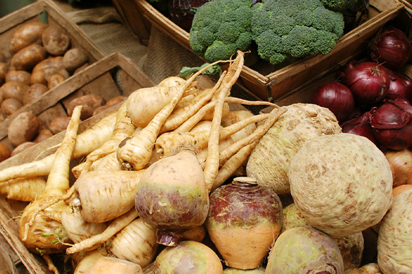 Wurzelgemüsesorten in einem Holzkorb