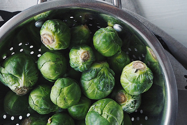 Kohlsprossen in einem Sieb.