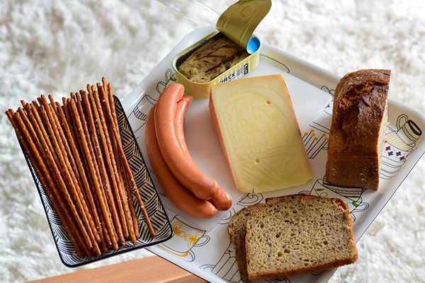 Wurst und Brot auf Tablett