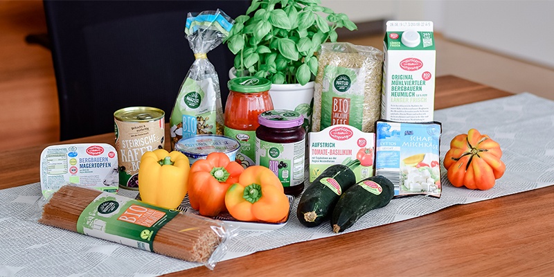 Auswahl an reichhaltigen Lebensmitteln von HOFER   