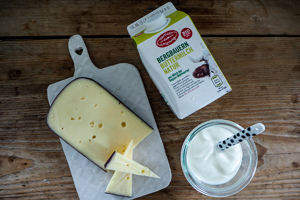 Käse und Buttermilch