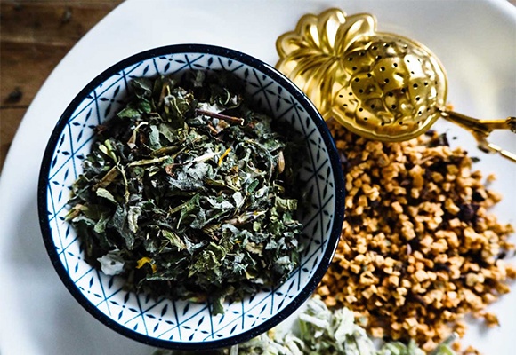 Kräuter für einen selbst gebrühten Tee 