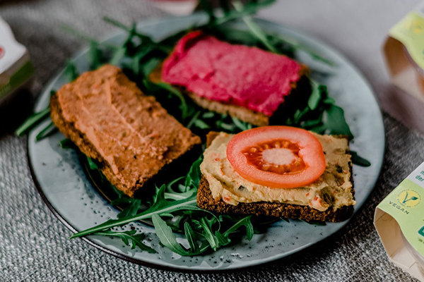 Drei Brote mit Aufstrich