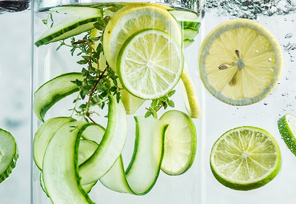 Leitungswasser mit Limetten und Gurken 