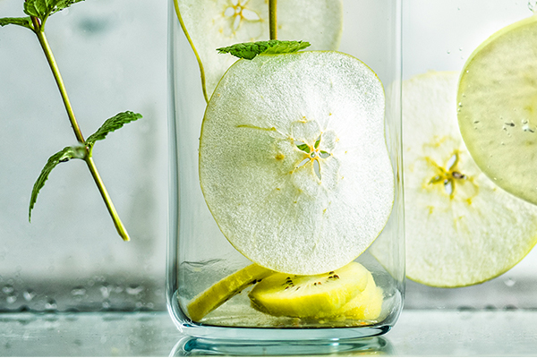 Wasser mit Apfel und Kiwi