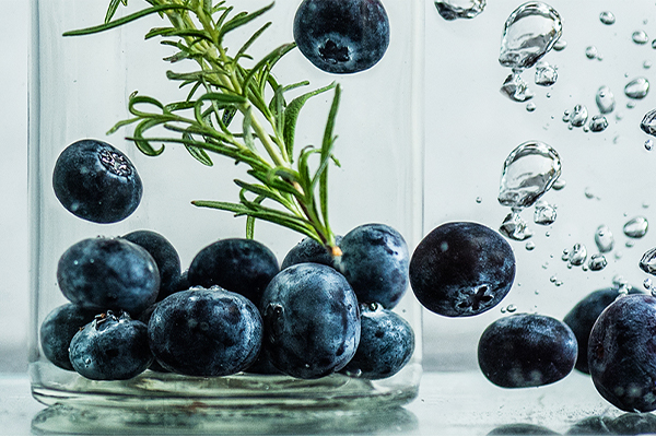 Wasser mit Heidelbeeren