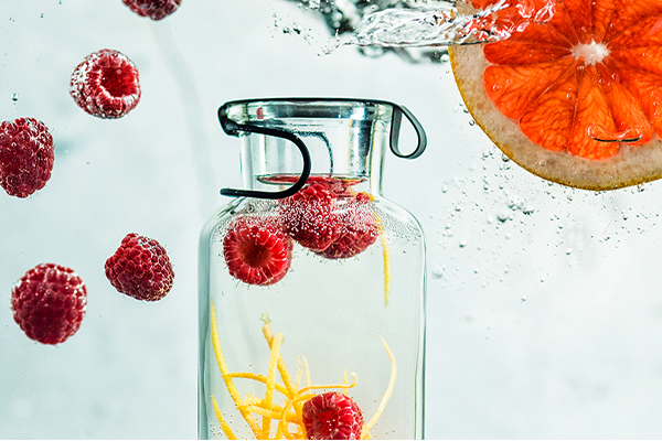 Wasser mit Himbeeren