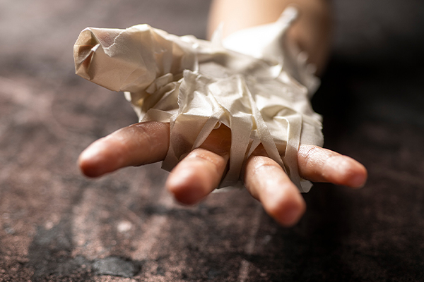 Malerkrepp um eine Hand gebunden